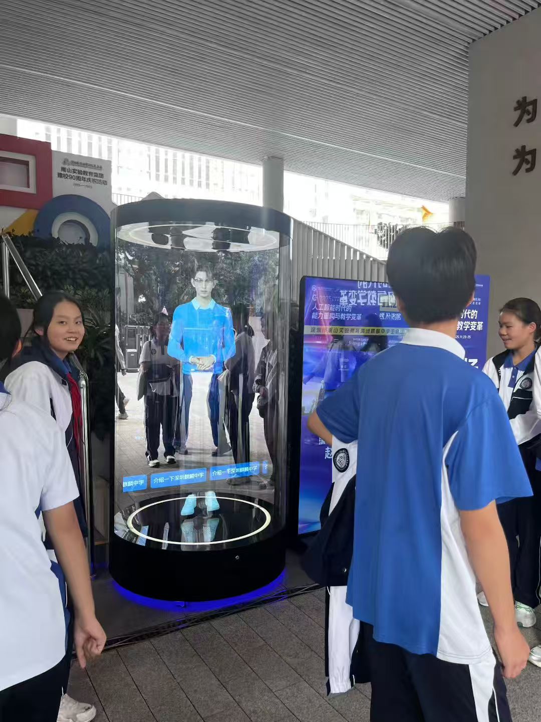 AI数字人助教能代替老师吗？不，但能用14种语言辅助双语教学和危险实验演示